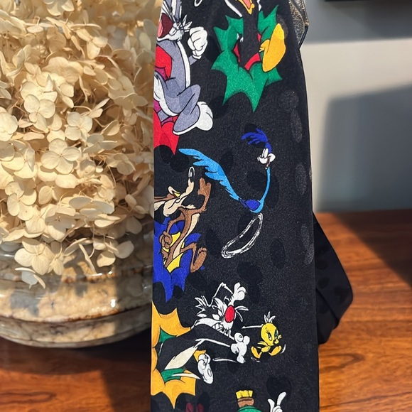 Silk tie featuring Looney Tunes Mania.  Vintage 1993.  Excellent! - Picture 4 of 7